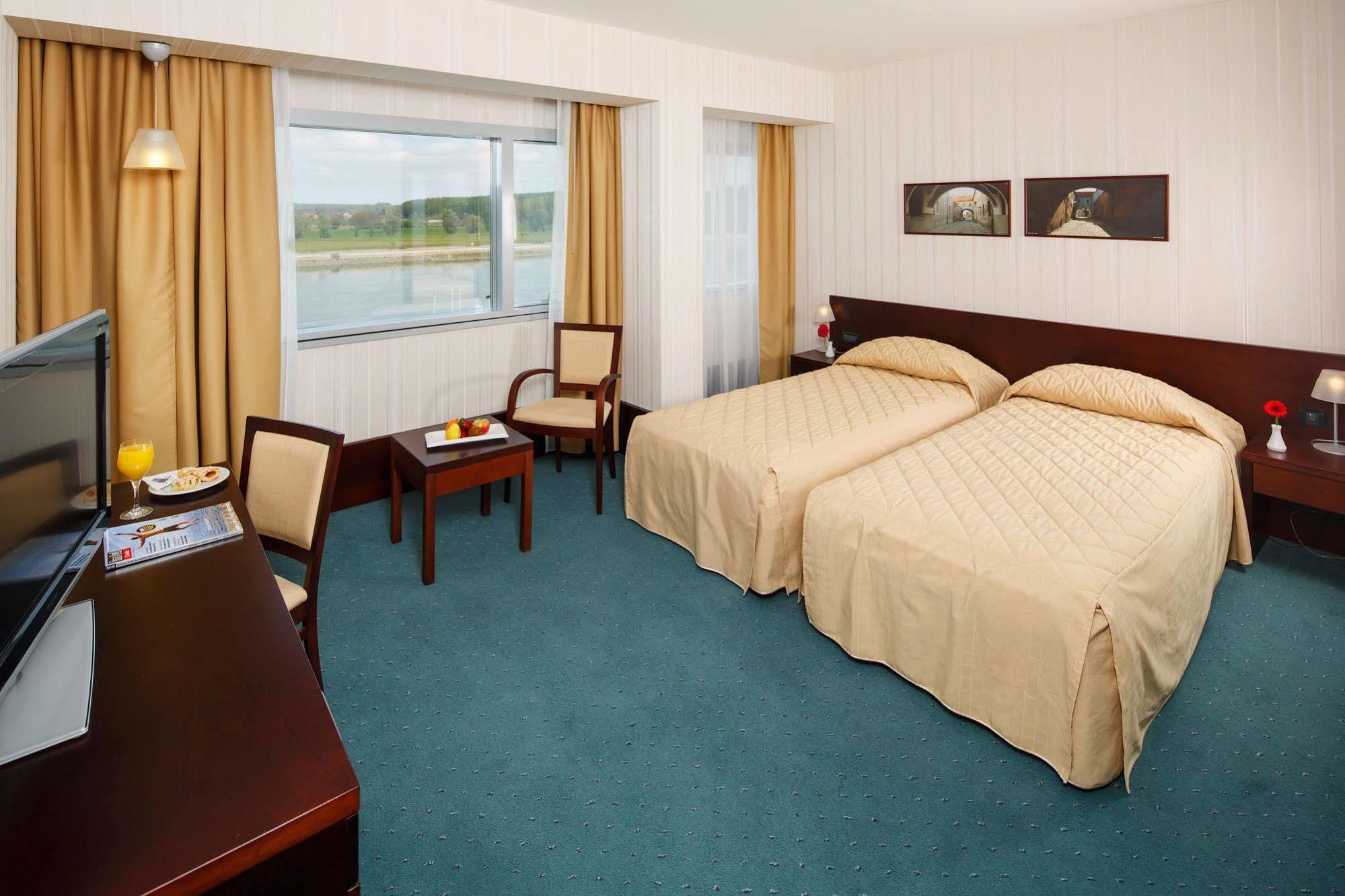 Hotel Osijek Luaran gambar